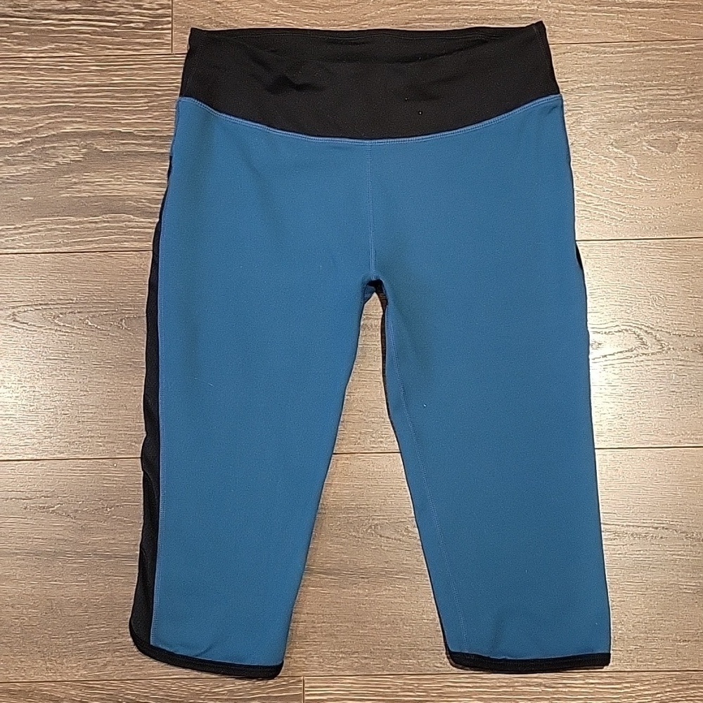 ❤️ FABLETICS CROPPED CAPRI LEGGINGS, SMALL